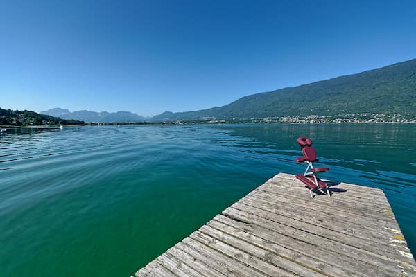 chaise de massage au bord du lac du Bourget
